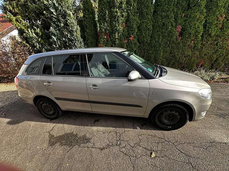 Gebraucht Skoda Fabia Ambition 107 PS (78 kW) 2013 Beige Limousine