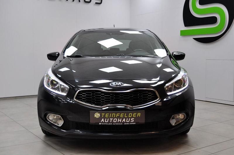 Gebraucht Kia Ceed DREAM-TEAM Edition 135 PS (99 kW) 2015 Schwarz Kleinwagen