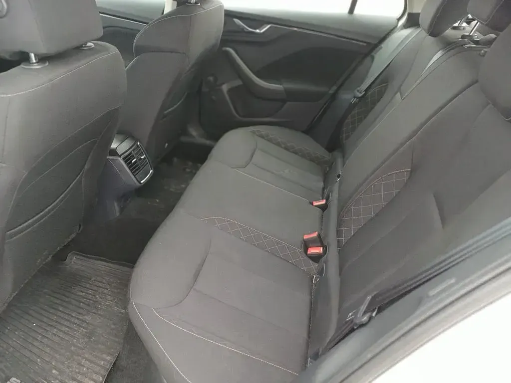 Gebraucht Skoda Scala Ambition 110 PS (80 kW) 2023 Weiß Kleinwagen