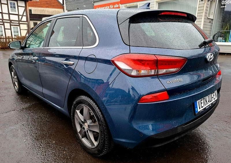 Gebraucht Hyundai i30 Intro Edition 110 PS (80 kW) 2017 Blau Limousine