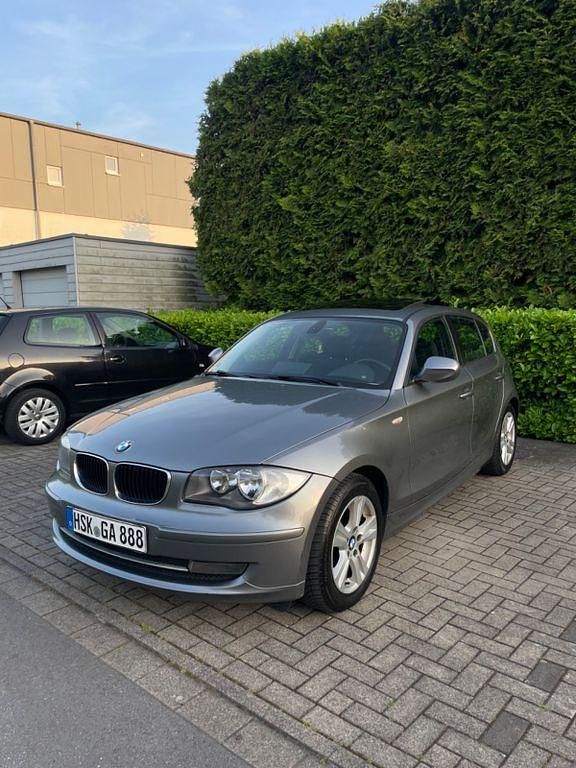 Grau Gebraucht 2011 BMW 118 Sport Line Kleinwagen | 3.950 € (Fairer Preis) - Bild 1/4