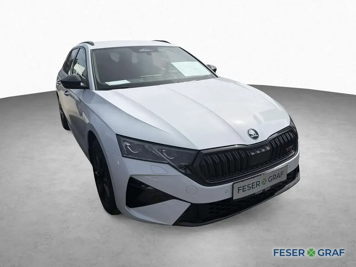 Neu Skoda Octavia RS 265 PS (194 kW) 2026 Moon white metallic Kombi