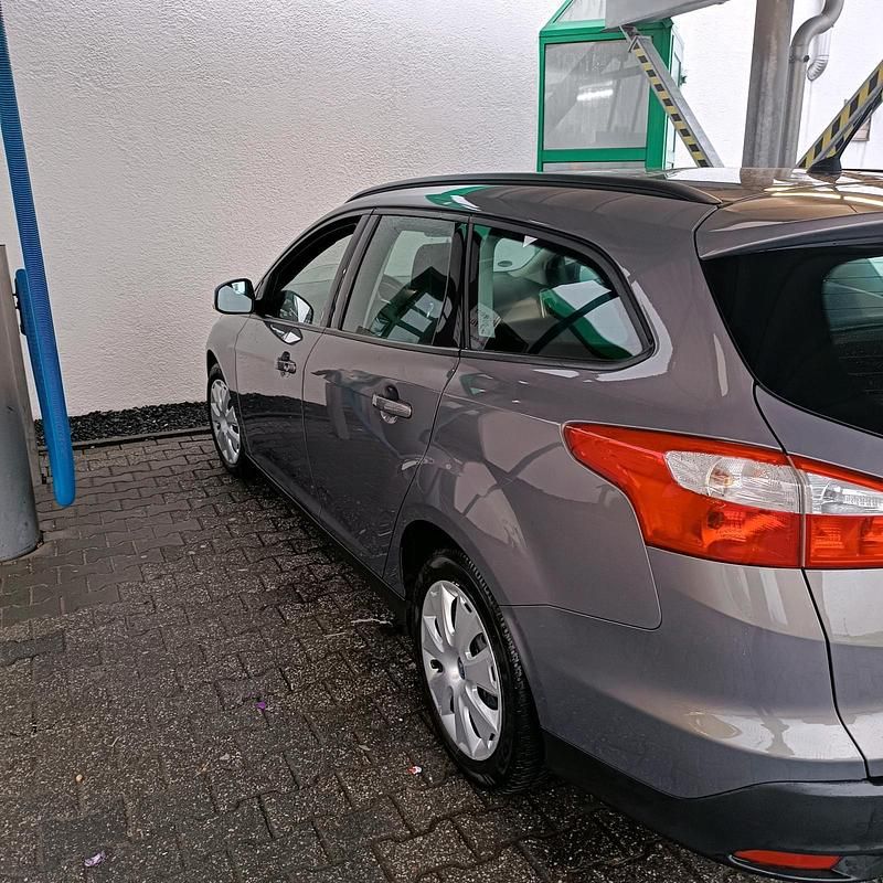 Gebraucht Ford Focus 125 PS (91 kW) 2014 Grau Kombi