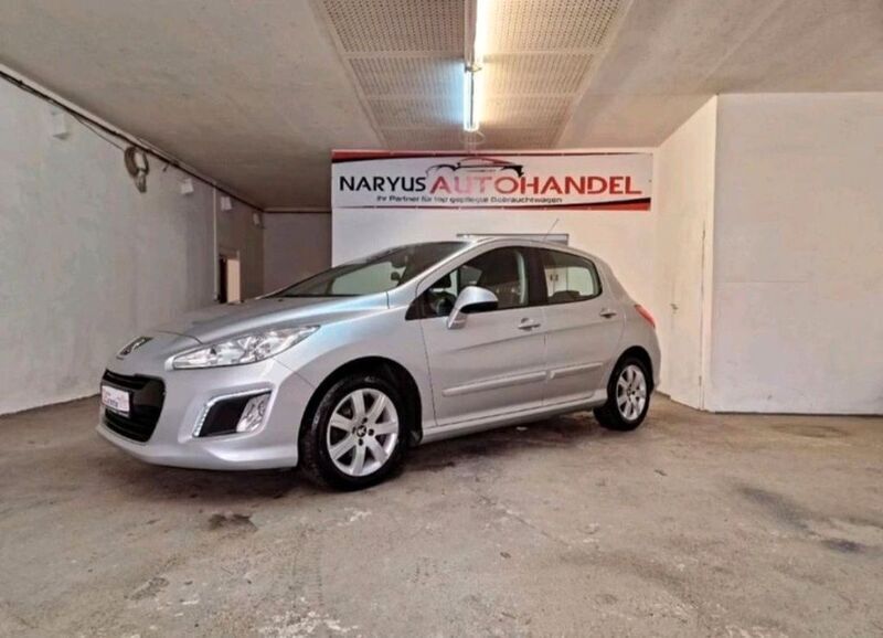 Grau Gebraucht 2011 Peugeot 308 Active Limousine | 5.490 € (Teuer) - Bild 1/4