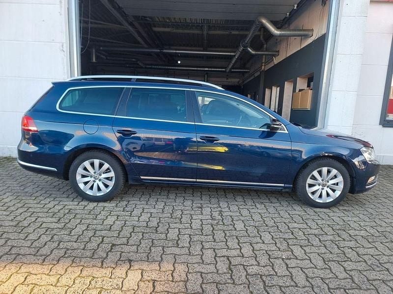 Second-hand VW Passat Edition 140 CP (102 kW) 2014 Albastru Break