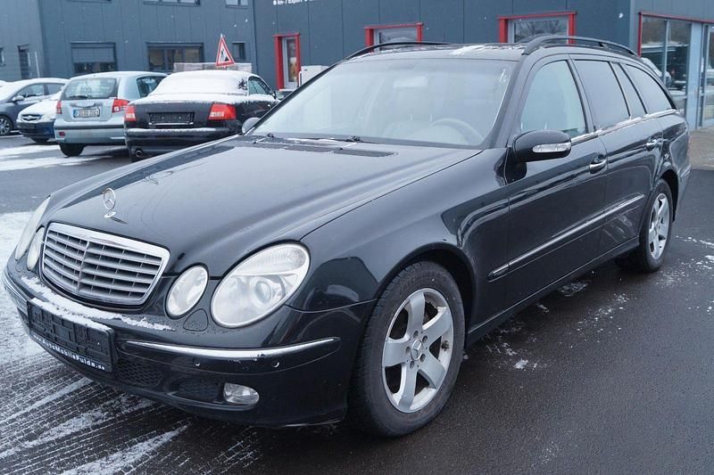 Usado Mercedes E320 Avantgarde 204 HP (150 kW) 2004 Preto Carrinha