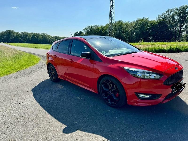 Rot Gebraucht 2015 Ford Focus Limousine | 9.000 € (Fairer Preis) - Bild 1/4