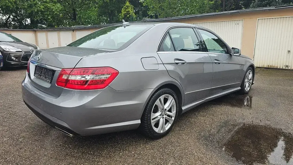 Gebraucht Mercedes E300 204 PS (150 kW) 2012 Palladiumsilber Limousine