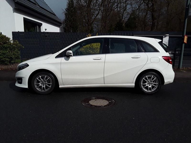 Gebraucht Mercedes B180 122 PS (89 kW) 2018 Weiß Van / Kleinbus