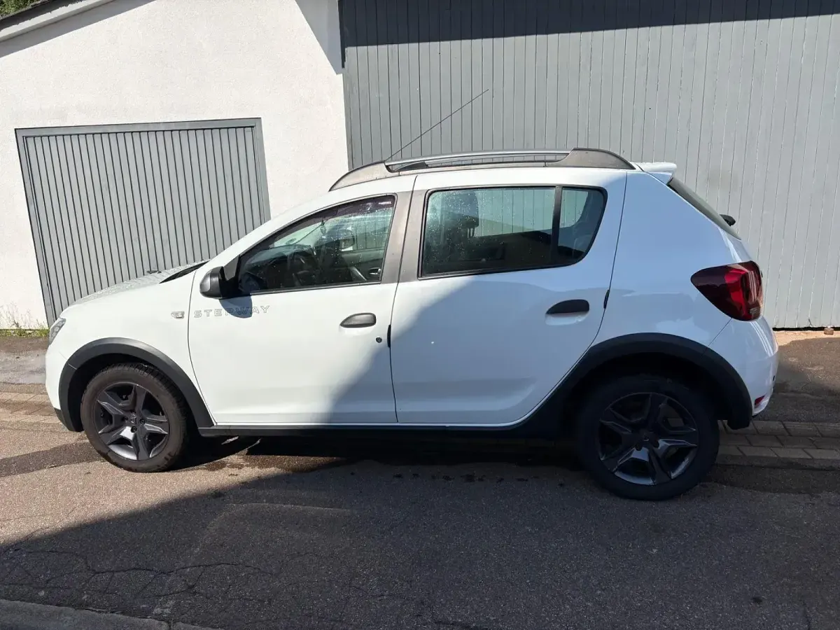 Gebraucht Dacia Sandero Celebration 90 PS (66 kW) 2018 Weiß Limousine