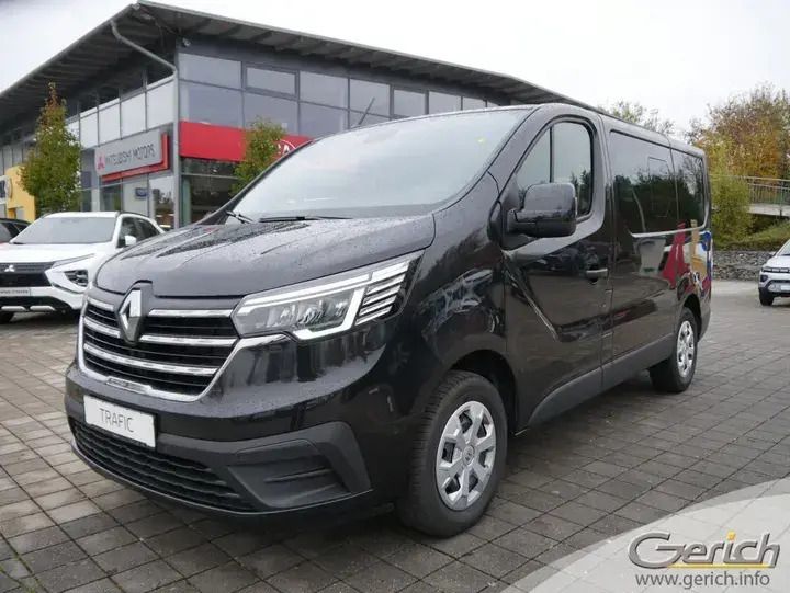 Tenebroschwarz metallic Gebraucht 2023 Renault Trafic Life Van | 35.900 € (Fairer Preis) - Bild 1/4