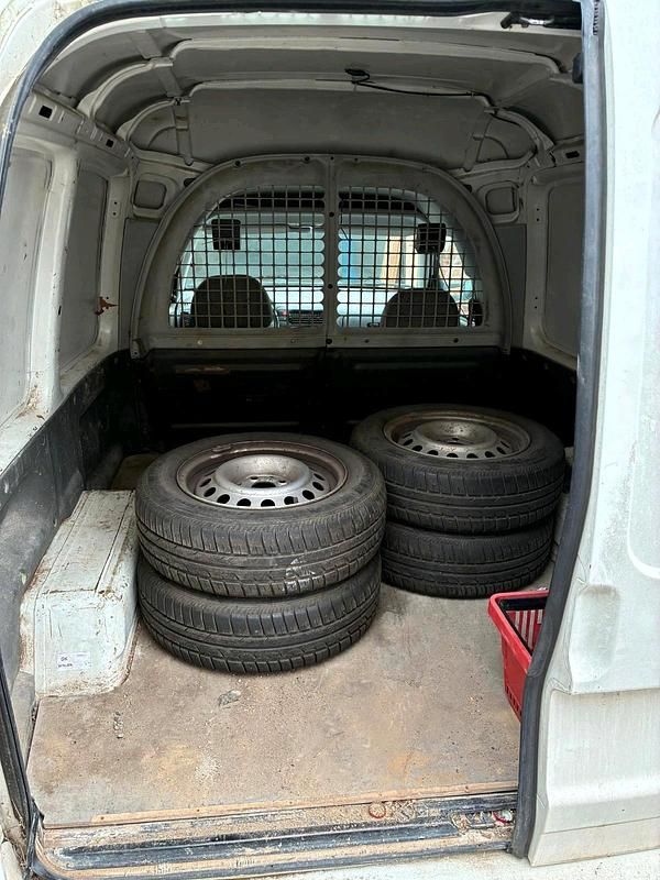 Gebraucht VW Caddy 60 PS (44 kW) 2003 Weiß Van / Kleinbus