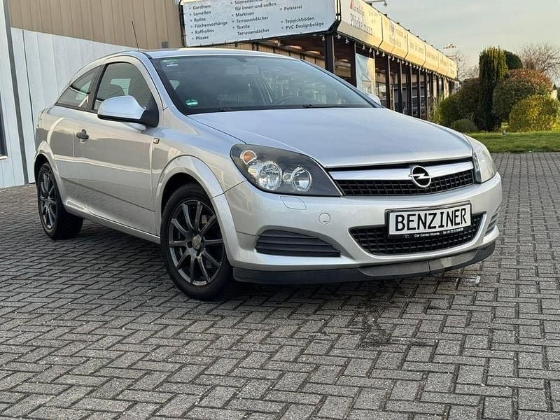 Silber Gebraucht 2010 Opel Astra GTC Selection Limousine | 2.390 € (Guter Preis) - Bild 1/4
