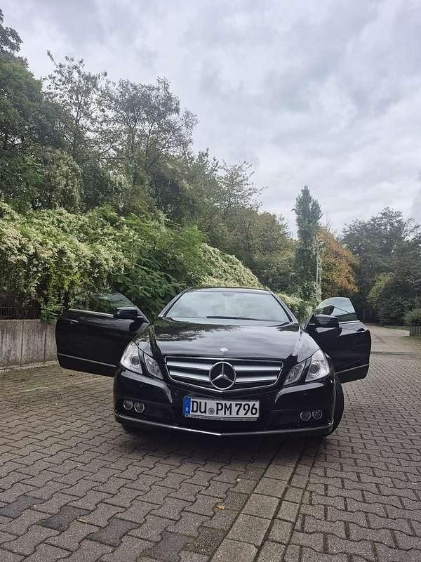Schwarz Gebraucht 2011 Mercedes E200 Avantgarde Coupé | 13.500 € (Fairer Preis) - Bild 1/4