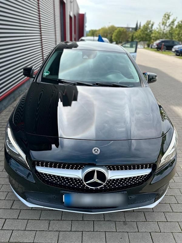 Schwarz Gebraucht 2018 Mercedes CLA200 Shooting Brake Kombi | 13.200 € (Guter Preis) - Bild 1/4