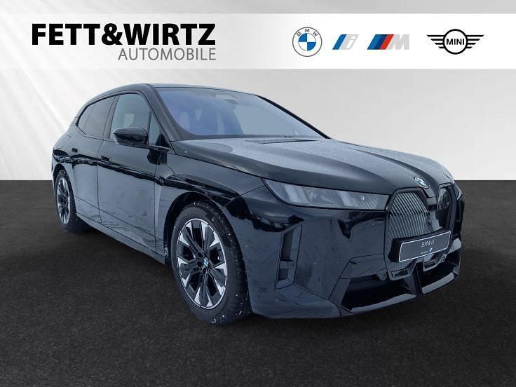 Black sapphire metallic Neu 2026 BMW iX M Sport SUV | 82.590 € (Superpreis) - Bild 1/3