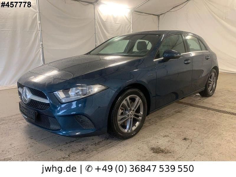 Blau Gebraucht 2020 Mercedes A250 Limousine | 21.950 € (Guter Preis) - Bild 1/4