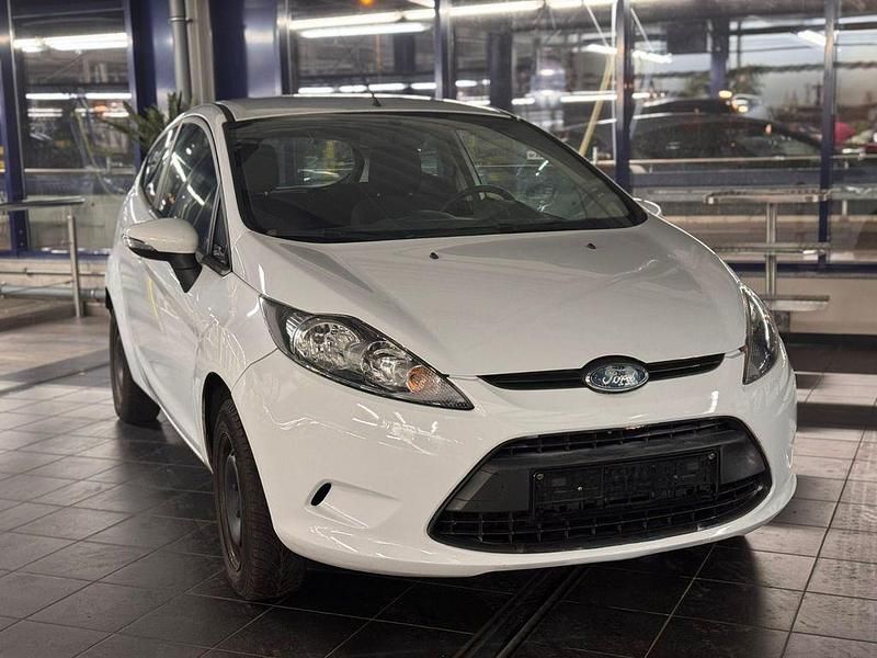 Weiß Gebraucht 2009 Ford Fiesta Trend Limousine | 2.599 € (Fairer Preis) - Bild 1/4