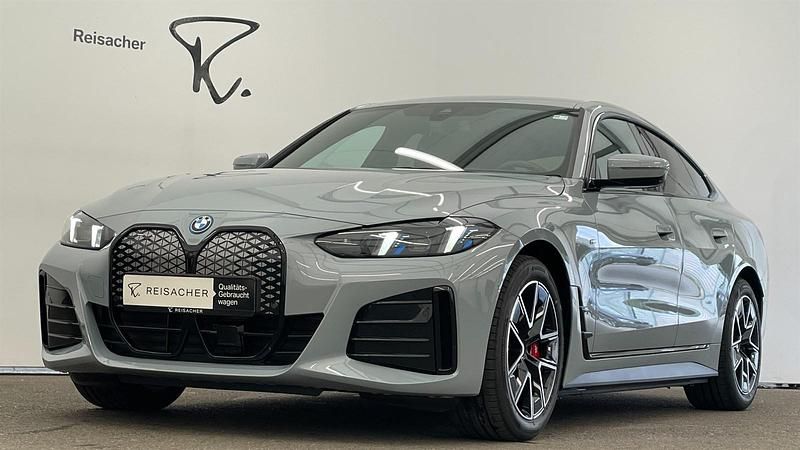 M brooklyn grau metallic Gebraucht 2025 BMW i4 Comfort Edition Limousine | 54.819 € (Fairer Preis) - Bild 1/4