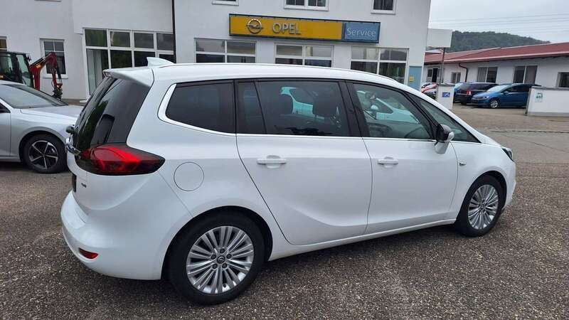 Weiß Gebraucht 2016 Opel Zafira Innovation Van / Kleinbus | 11.500 € (Guter Preis) - Bild 1/4