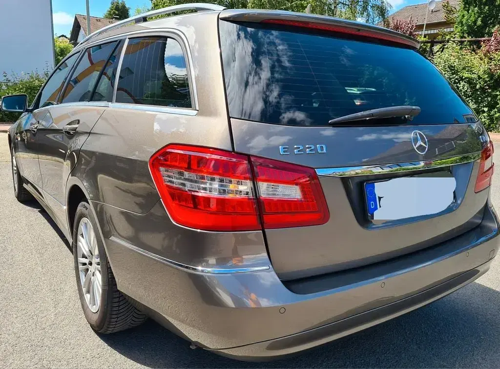 Gebraucht Mercedes E220 170 PS (125 kW) 2009 Braun Limousine