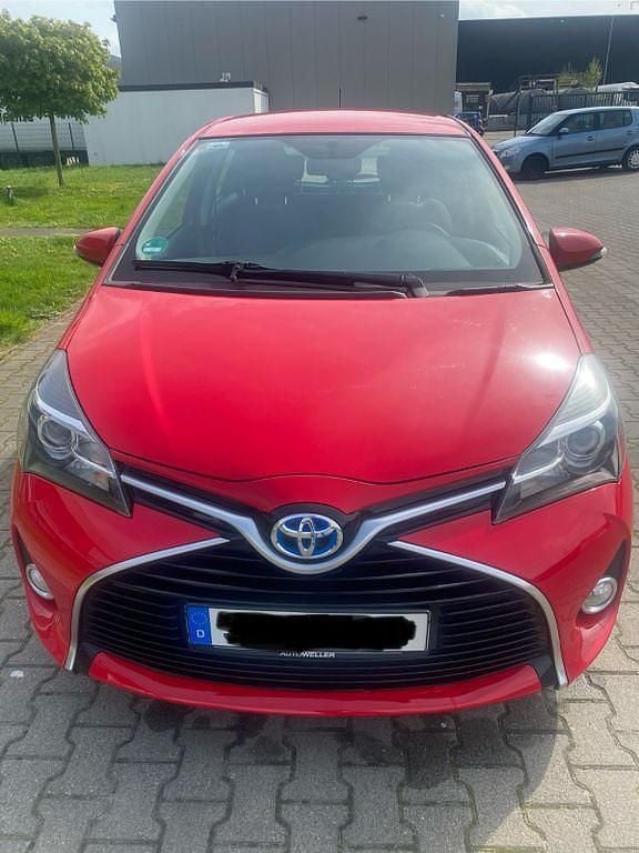 Gebraucht Toyota Yaris Hybrid Comfort 101 PS (74 kW) 2015 Rot Limousine