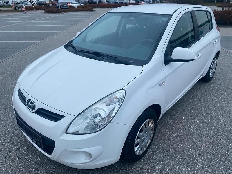 Weiß Gebraucht 2011 Hyundai i20 Kleinwagen | 1.480 € (Guter Preis) - Bild 1/4