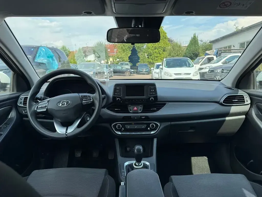 Gebraucht Hyundai i30 Pure 99 PS (72 kW) 2018 Weiß Limousine
