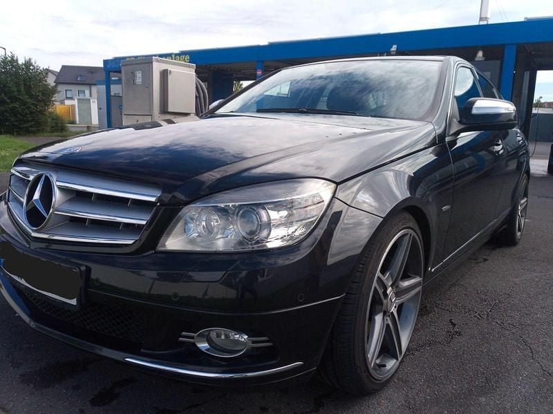 Schwarz Gebraucht 2007 Mercedes C320 Avantgarde Limousine | 9.900 € (Fairer Preis) - Bild 1/4