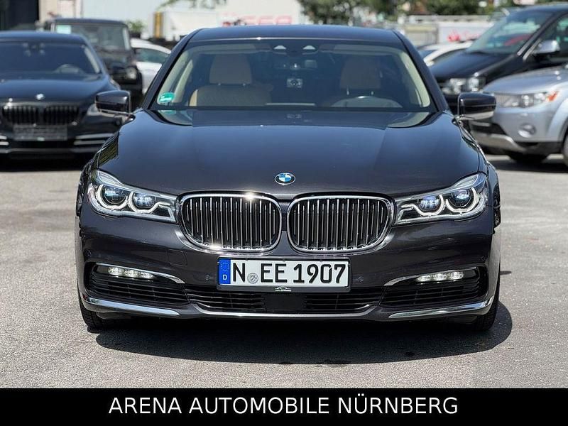 Gebraucht BMW 740 Performance 320 PS (235 kW) 2016 Sophistograu Limousine
