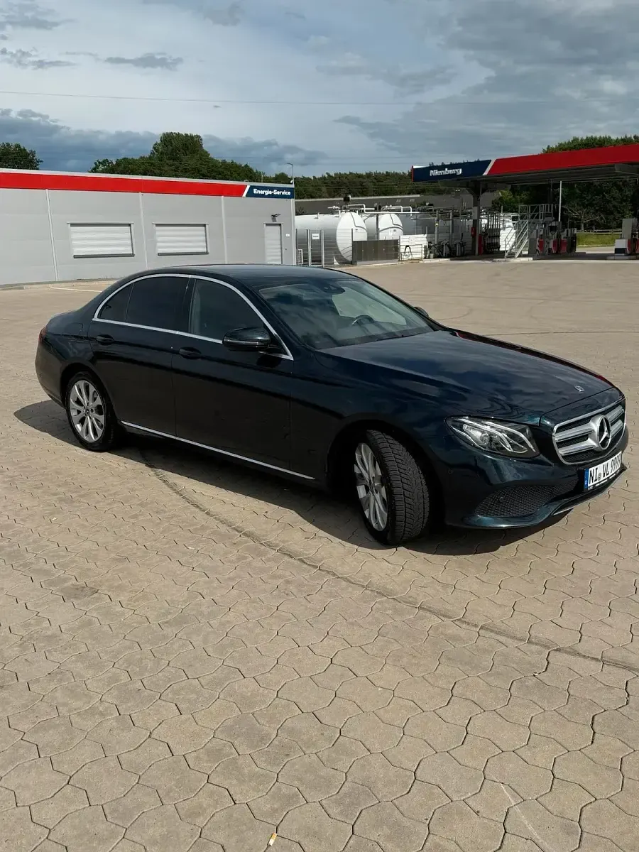 Gebraucht Mercedes E200 184 PS (135 kW) 2018 Blau Limousine