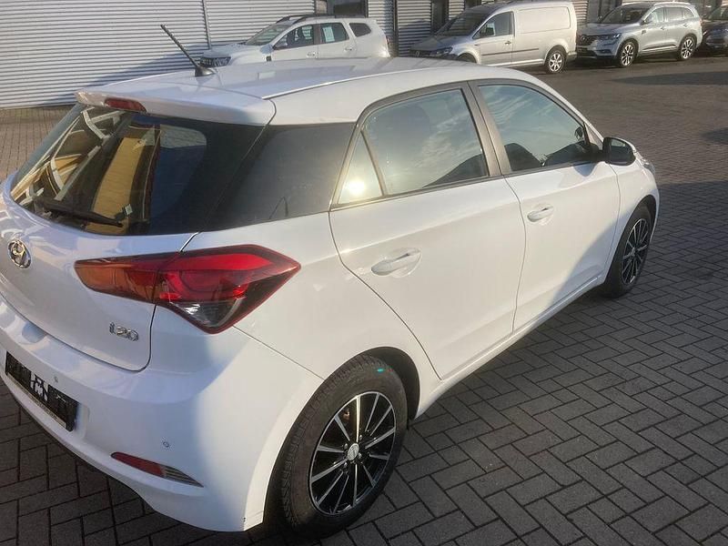 Gebraucht Hyundai i20 101 PS (74 kW) 2017 Weiß Limousine