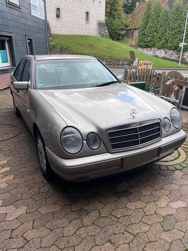 Beige Gebraucht 1998 Mercedes E280 Limousine | 2.500 € (Superpreis) - Bild 1/4