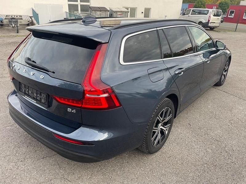 Gebraucht Volvo V60 Core 197 PS (144 kW) 2024 Blau Kombi