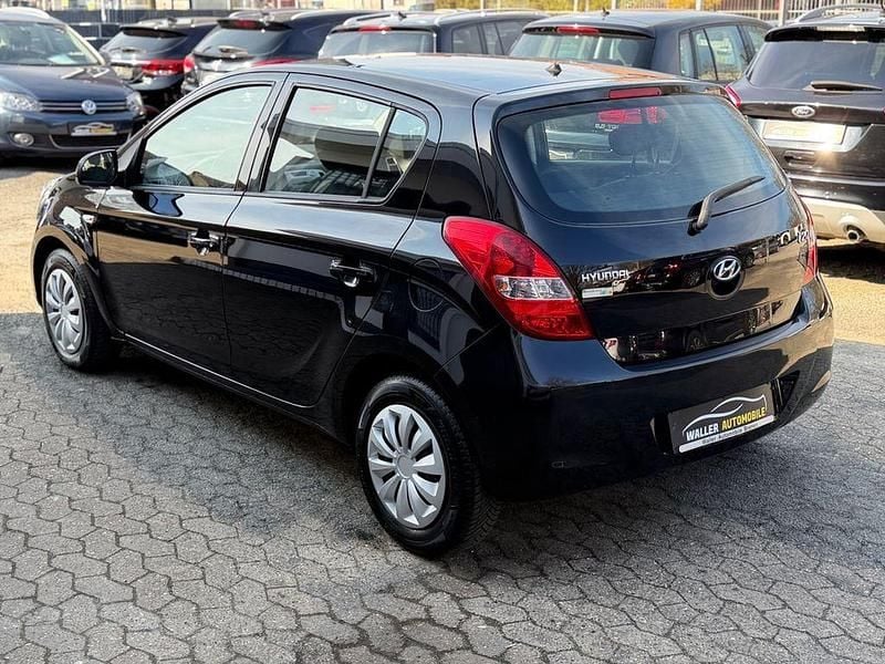 Gebraucht Hyundai i20 Edition 77 PS (56 kW) 2012 Schwarz Kleinwagen