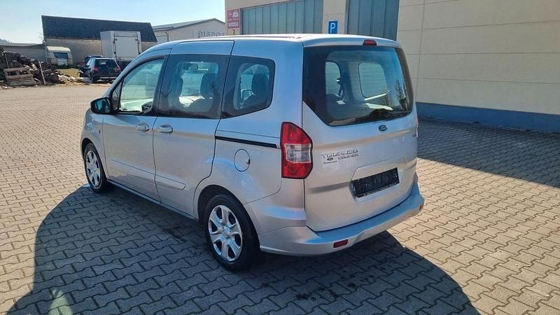 Gebraucht Ford Tourneo Courier Trend 101 PS (74 kW) 2016 Silber Van / Kleinbus
