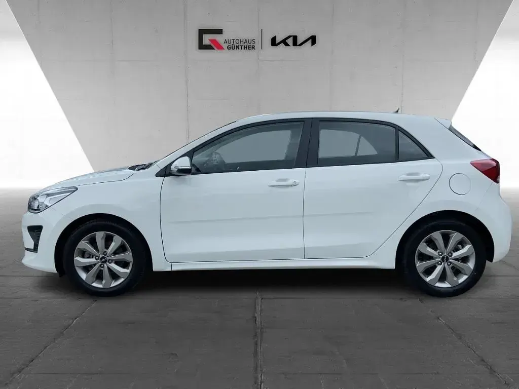 Używany Kia Rio Vision 101 KM (74 kW) 2023 Biały Sedan/Limuzyna