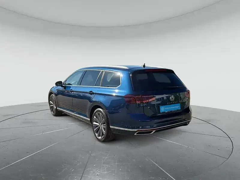 Gebraucht VW Passat Elegance 150 PS (110 kW) 2023 Aquamarinblau metallic Kombi