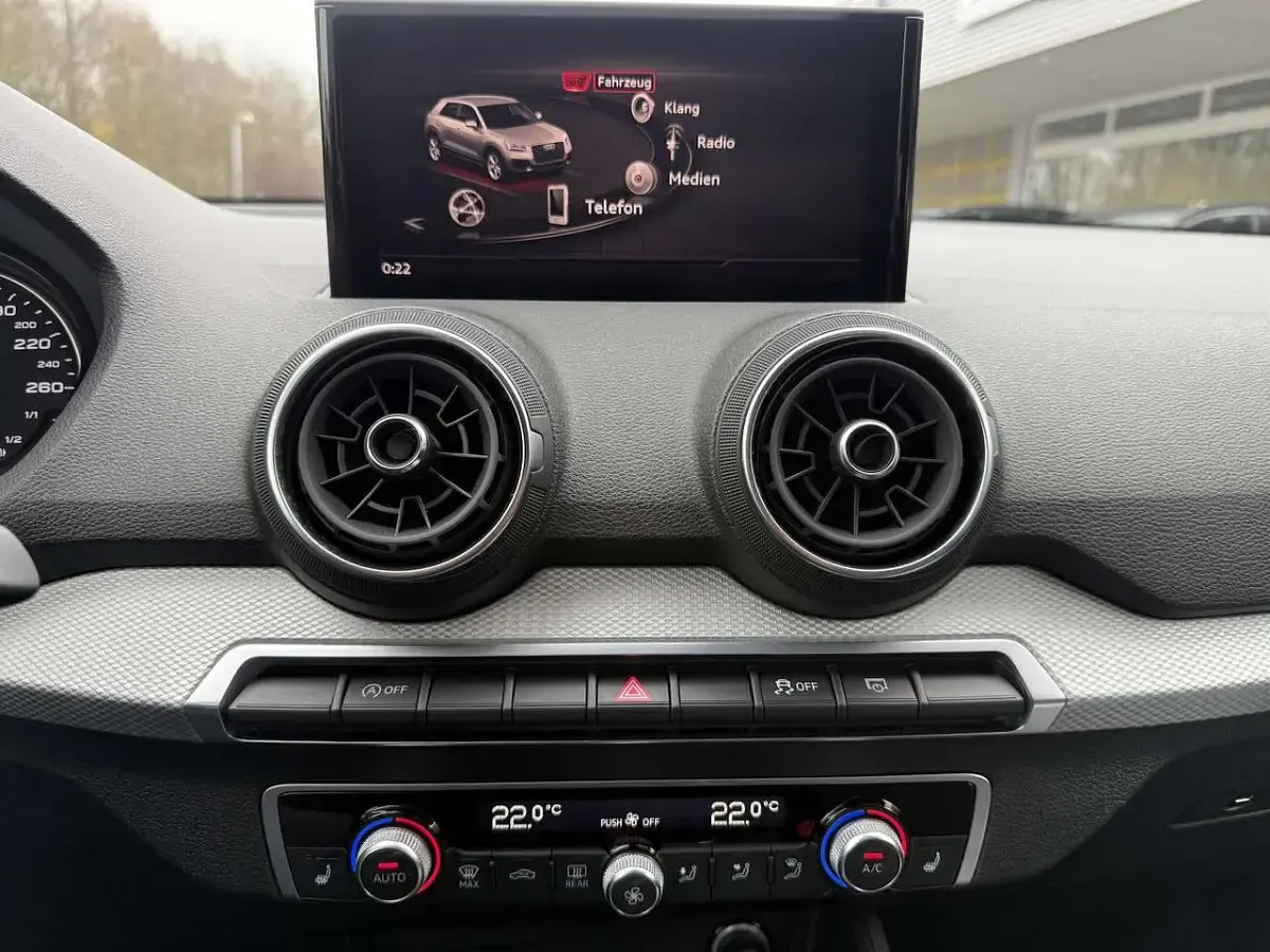 Używany Audi Q2 Advanced 150 KM (110 kW) 2023 Szary SUV