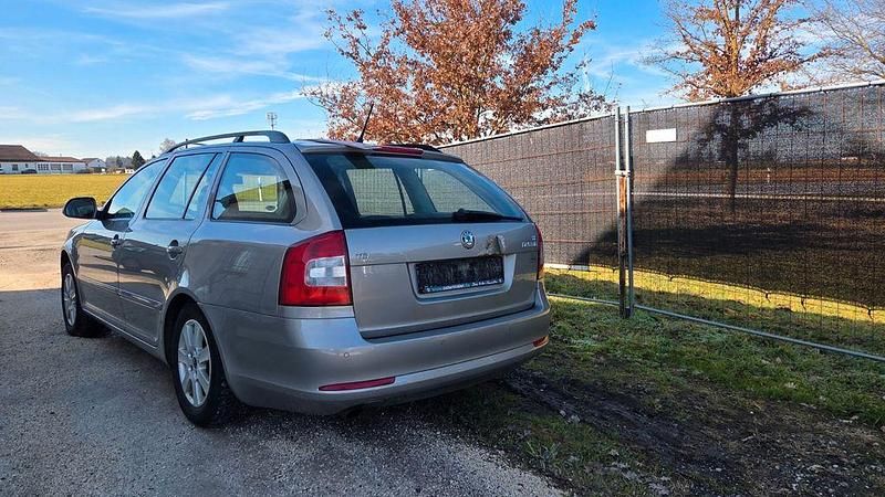 Gebraucht Skoda Octavia Elegance 105 PS (77 kW) 2011 Beige Kombi