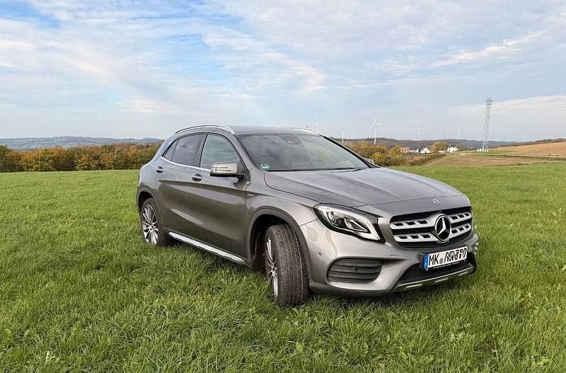 Grau Gebraucht 2019 Mercedes GLA220 AMG SUV | 23.900 € (Guter Preis) - Bild 1/4