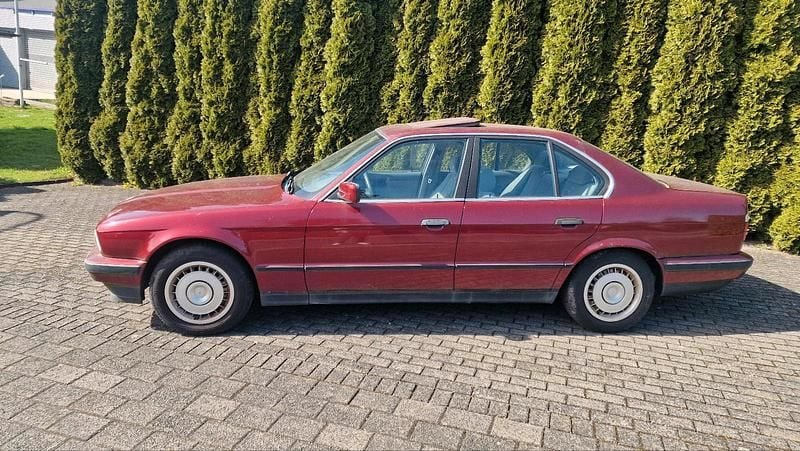 Gebraucht BMW 518 117 PS (86 kW) 1993 Rot Limousine