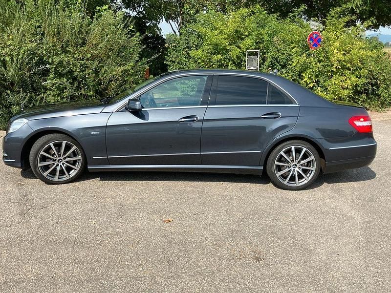 Grau Gebraucht 2011 Mercedes E200 Elegance Limousine | 17.250 € (Etwas zu teuer) - Bild 1/4