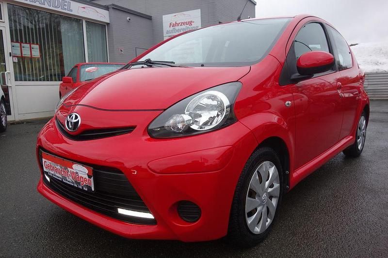 Gebraucht Toyota Aygo Cool 68 PS (50 kW) 2014 Rot Kleinwagen