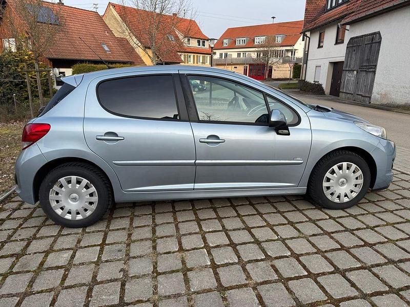Gebraucht Peugeot 207 90 PS (66 kW) 2010 Blau Limousine