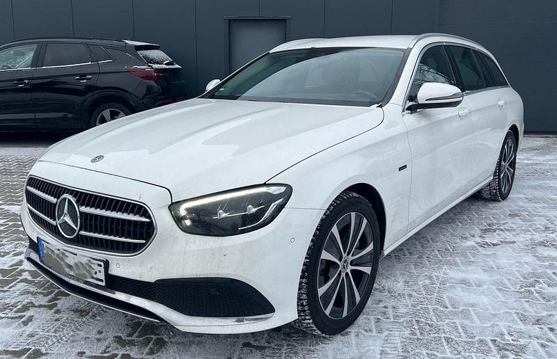 Weiß Gebraucht 2021 Mercedes E300 Avantgarde Limousine | 27.000 € (Fairer Preis) - Bild 1/4