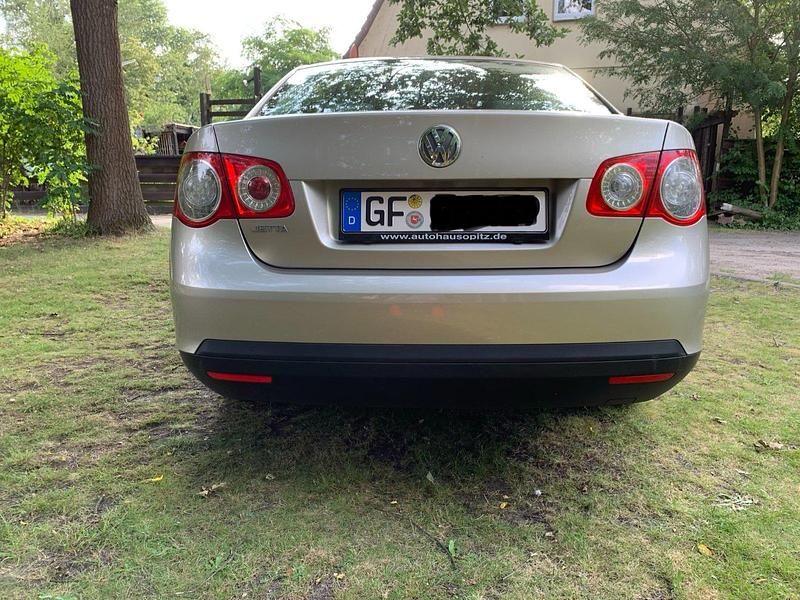 Gebraucht VW Jetta 102 PS (75 kW) 2006 Gold Limousine