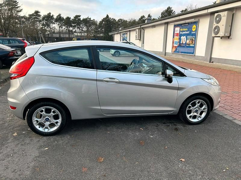 Gebraucht Ford Fiesta Titanium 97 PS (71 kW) 2011 Silber Kleinwagen