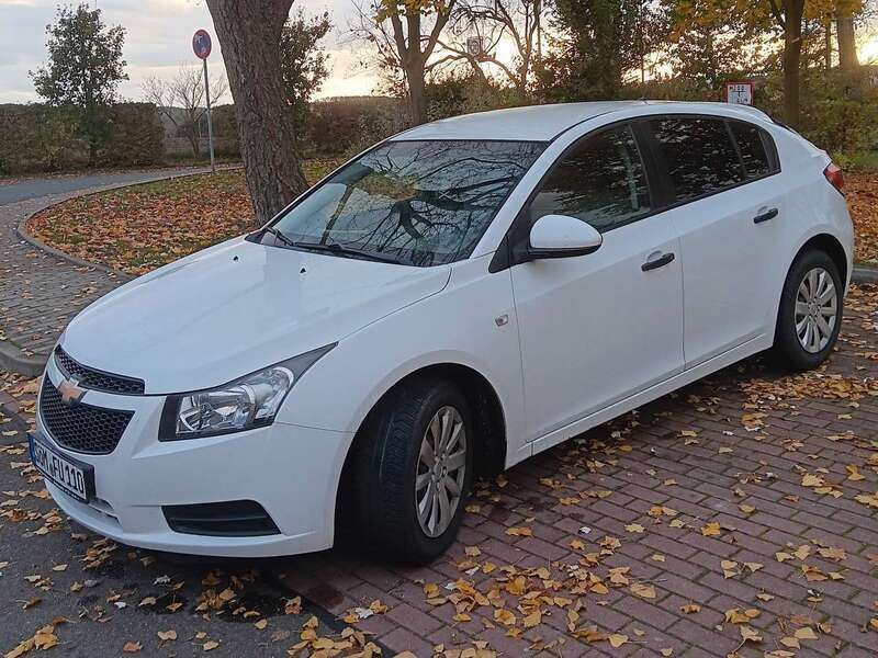 Weiß Gebraucht 2011 Chevrolet Cruze Limousine | 4.000 € (Fairer Preis) - Bild 1/4