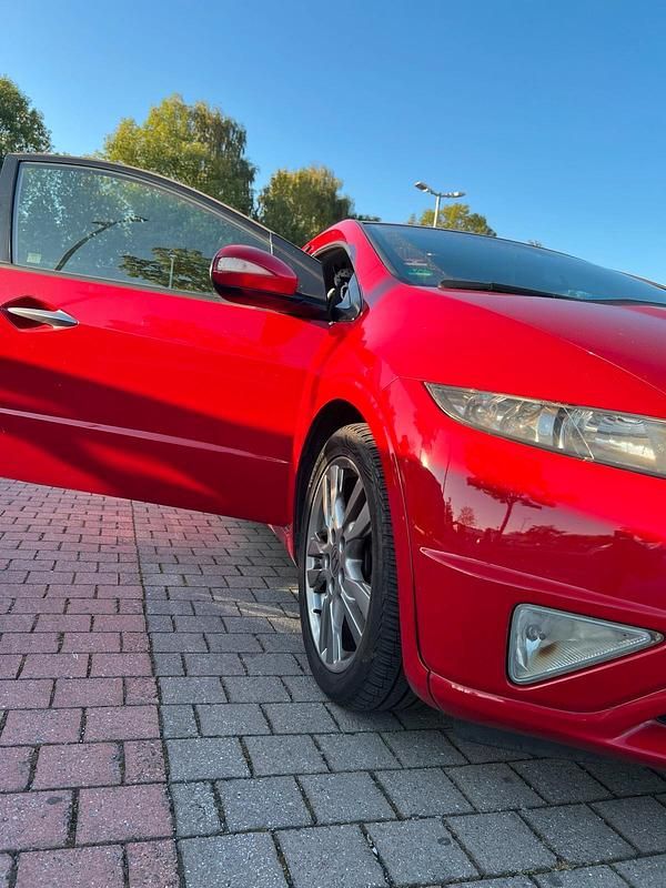 Rot Gebraucht 2011 Honda Civic Limousine | 8.250 € (Etwas zu teuer) - Bild 1/4